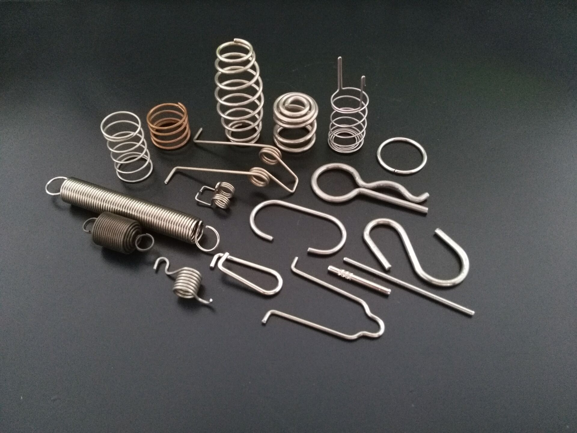 彈簧廠家分享：常見的彈簧有哪些類型？